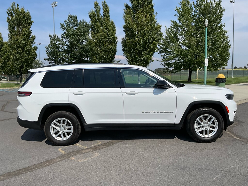 2023 Jeep Grand Cherokee Laredo photo 2
