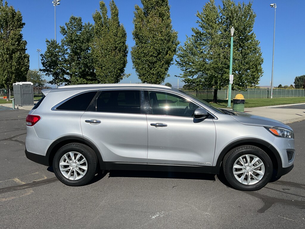 2017 Kia Sorento LX V6 photo 2