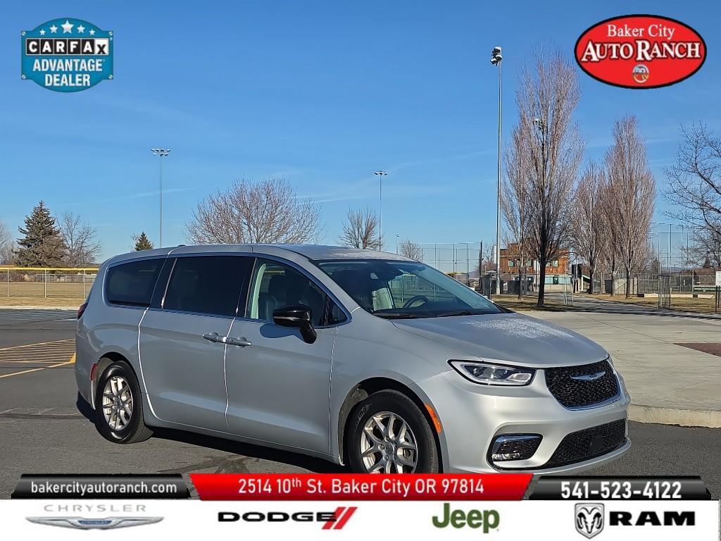 2024 Chrysler Pacifica Touring L's photo