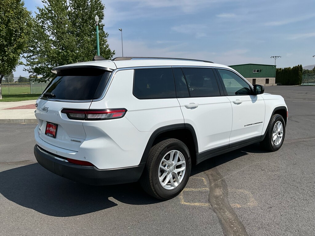 2023 Jeep Grand Cherokee Laredo photo 3