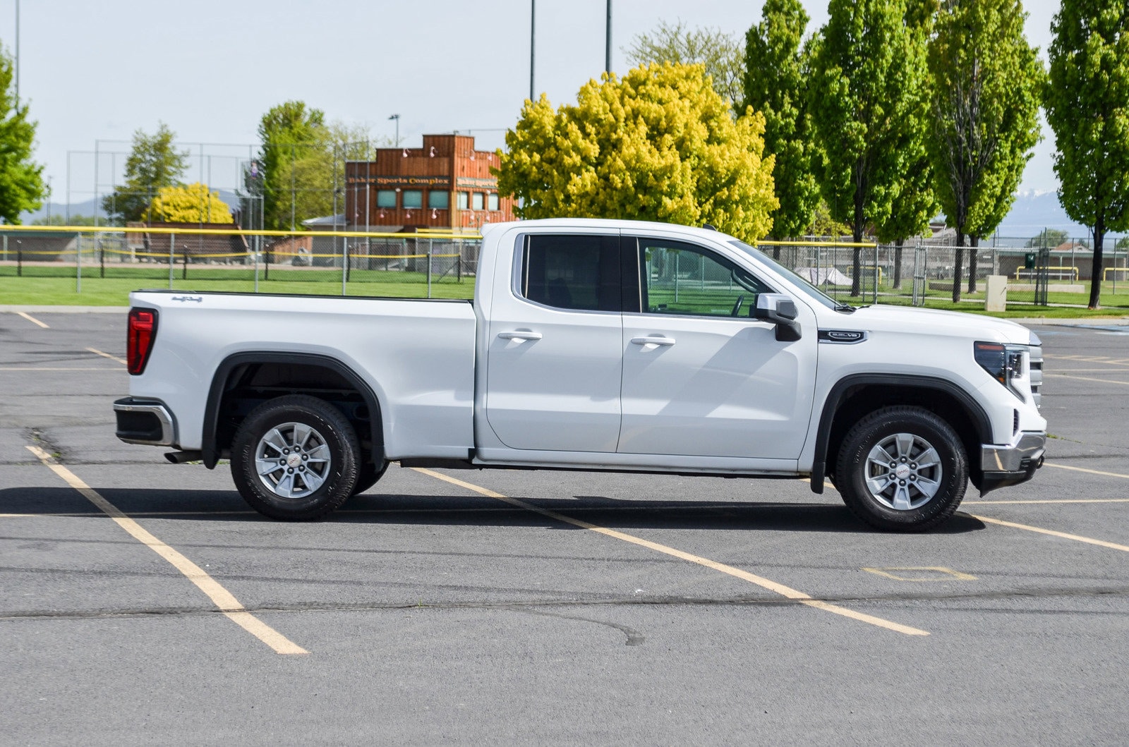 Used 2022 GMC Sierra 1500 SLE with VIN 1GTRUBED9NZ523944 for sale in Baker, OR