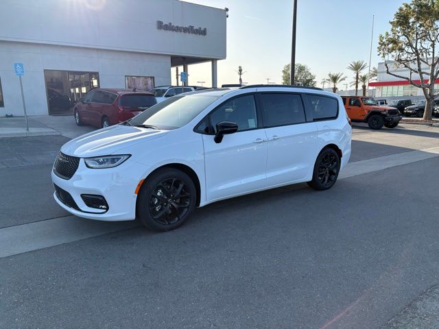2026 Chrysler Pacifica Limited's photo