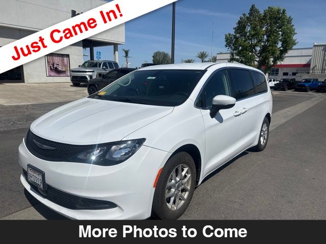 2022 Chrysler Voyager LX's photo