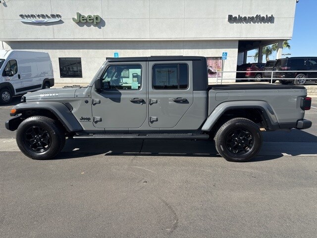 2021 Jeep Gladiator Willys photo 2