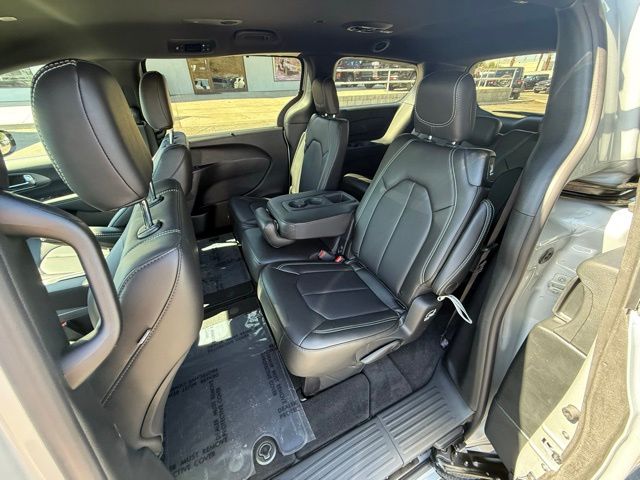 2026 Chrysler Pacifica Select - Photo 17