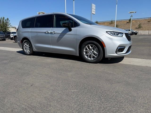 2026 Chrysler Pacifica Select - Photo 8