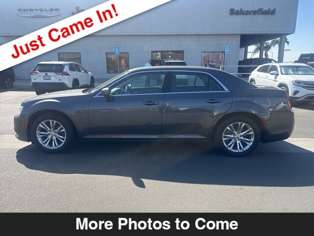 2018 Chrysler 300 Touring photo 2