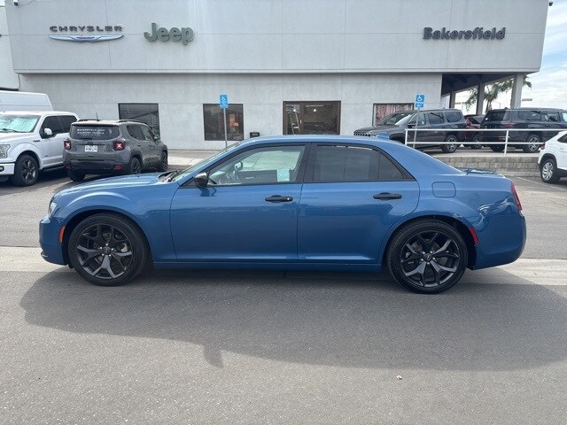 2021 Chrysler 300 Touring photo 2