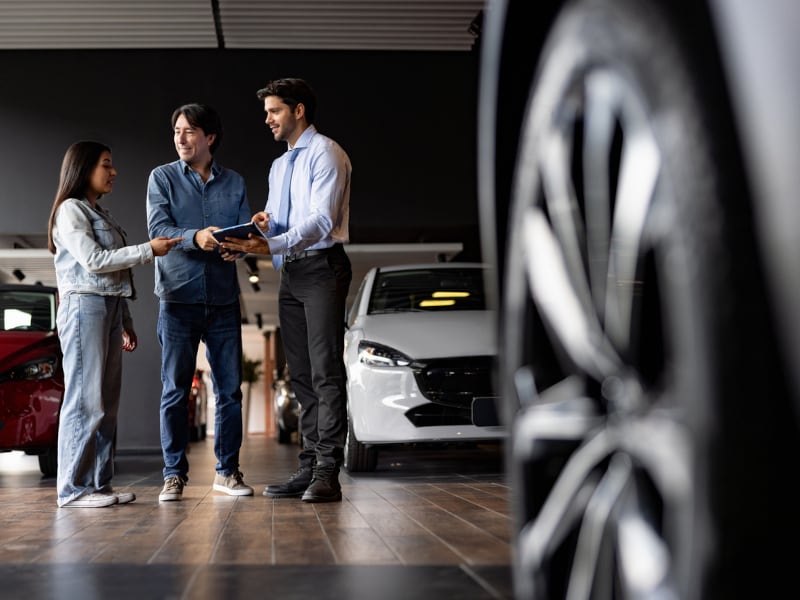 Bakersfield Chrysler Jeep sales person speaking to their customers in Shafter, CA
