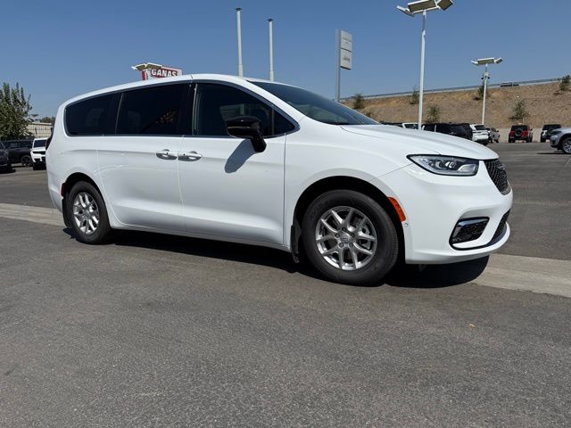 2026 Chrysler Pacifica Select - Photo 8
