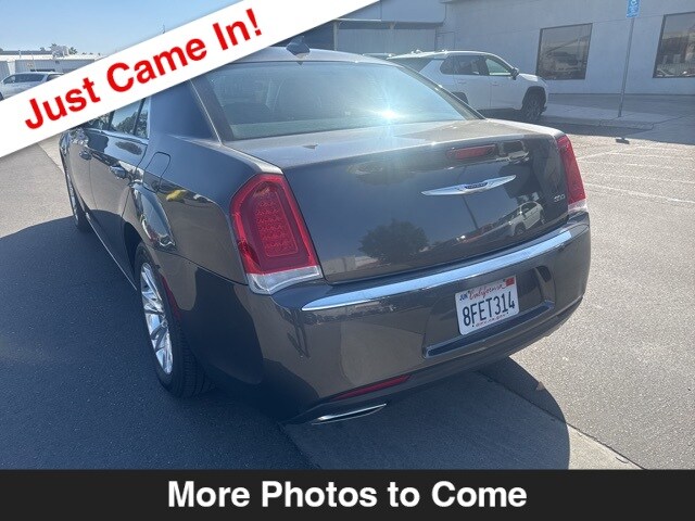 2018 Chrysler 300 Touring photo 3