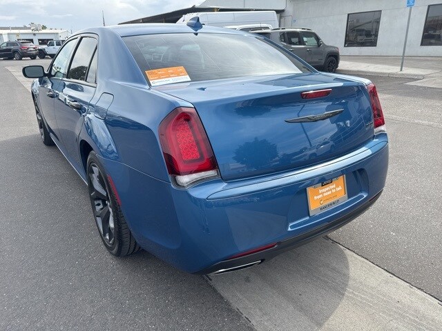 2021 Chrysler 300 Touring photo 3