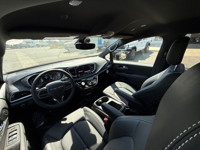 2026 Chrysler Pacifica Select - Photo 17
