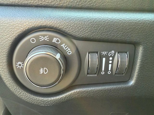 2026 Chrysler Pacifica Select - Photo 12
