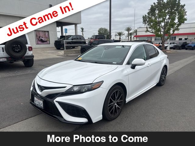 2023 Toyota Camry SE's photo