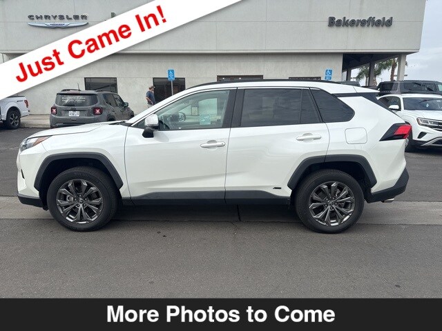 2022 Toyota RAV4 Hybrid XLE photo 2