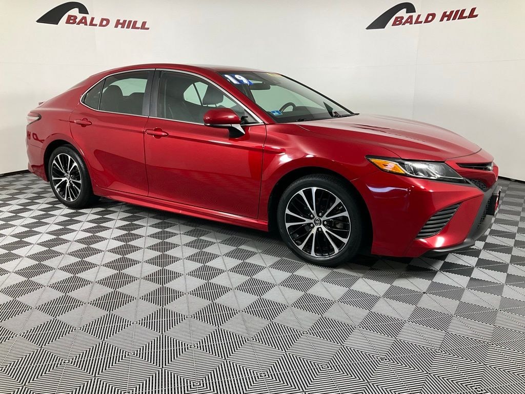 Used 2019 Toyota Camry SE Sedan