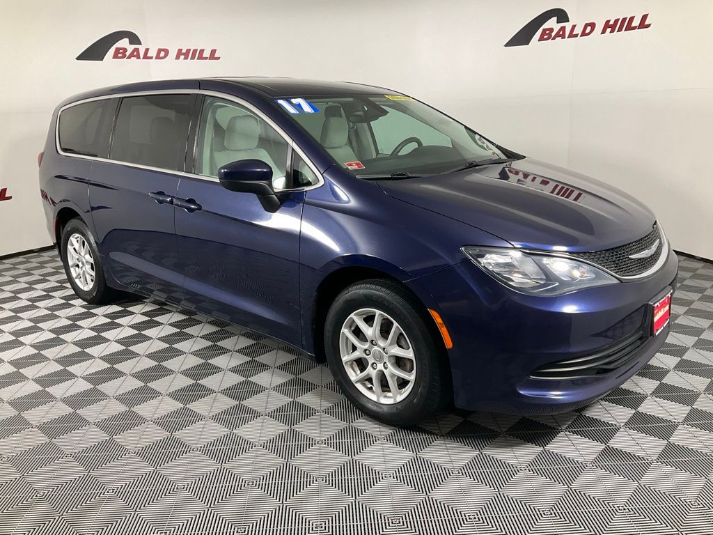 2017 Chrysler Pacifica Touring's photo