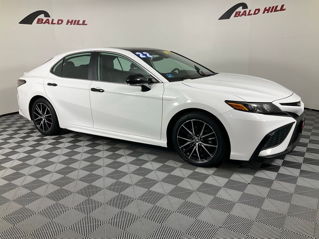 2022 Toyota Camry SE's photo