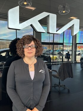 Staff member Anissa Long from ID_1dfb46ef54e4
