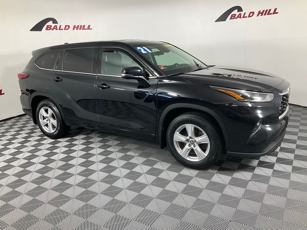 2021 Toyota Highlander LE's photo