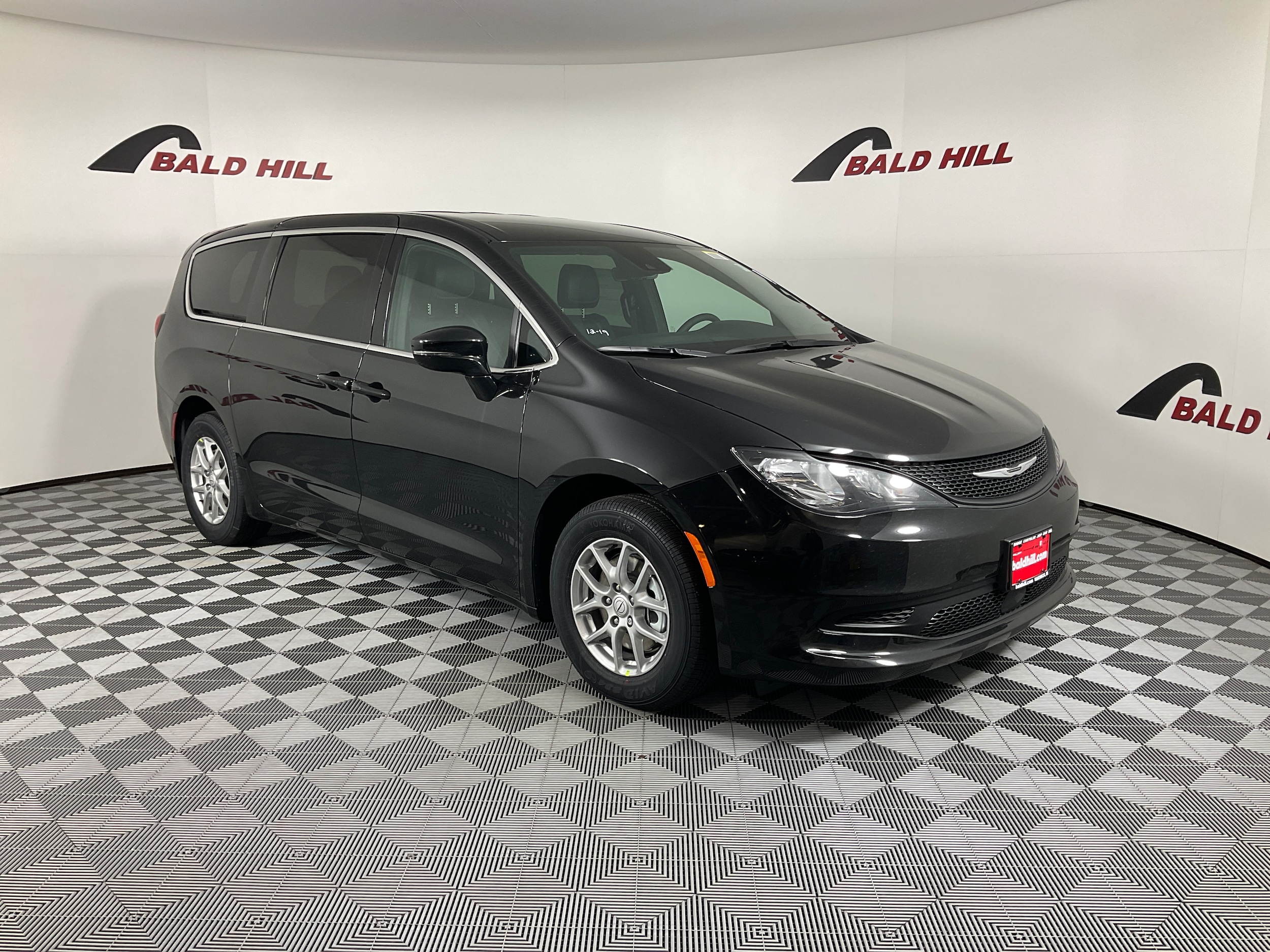 2026 Chrysler Voyager LX's photo