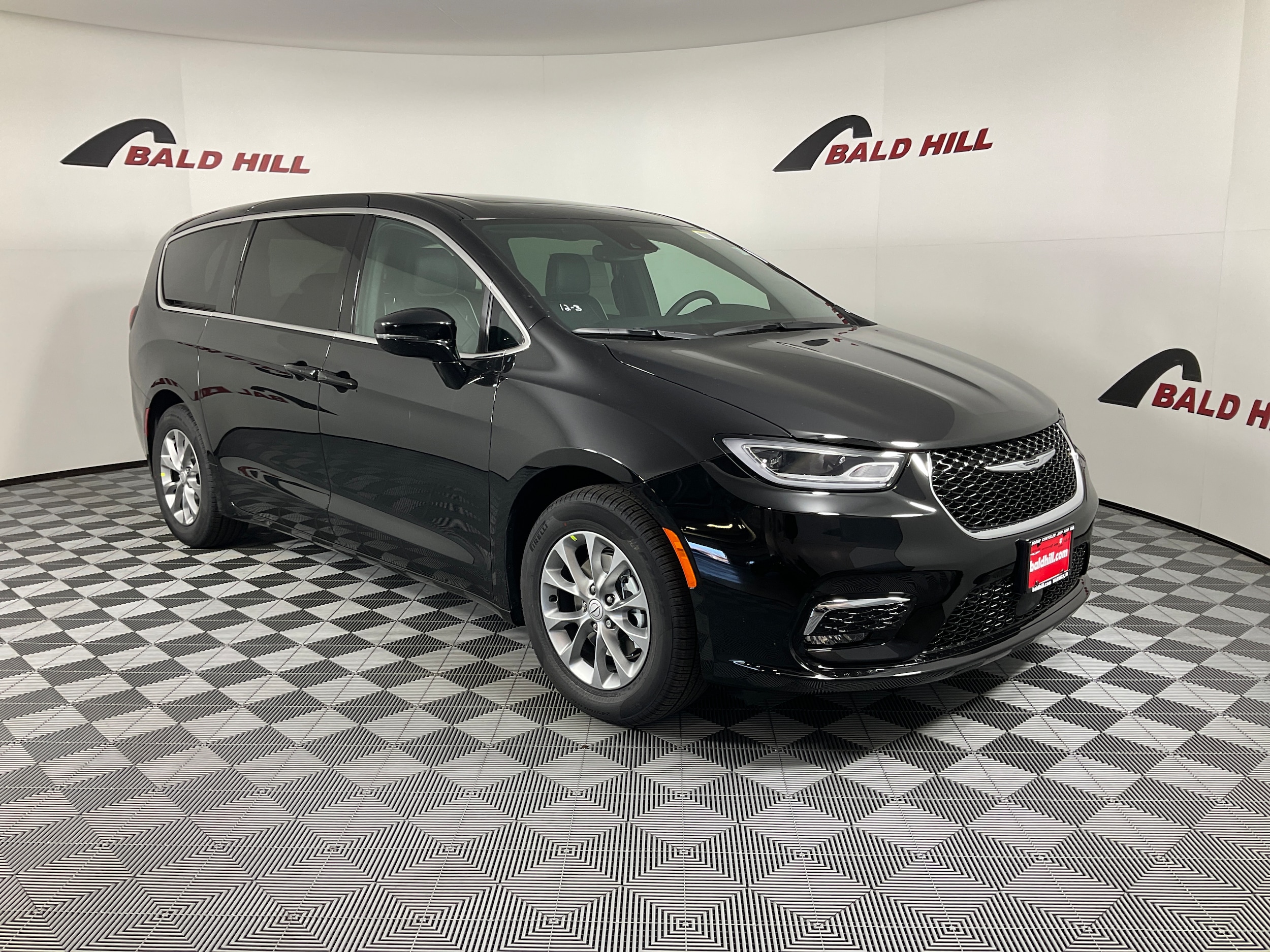 2026 Chrysler Pacifica Limited's photo