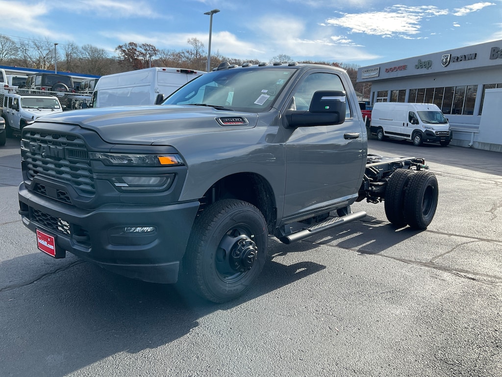 New 2026 Ram 3500 Chassis Cab TRADESMAN REGULAR 4X4 60' CA Pickup