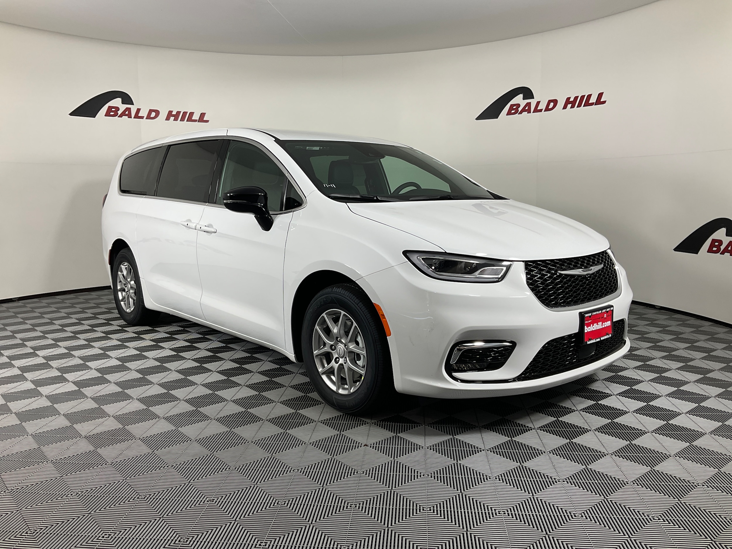 2026 Chrysler Pacifica Select's photo