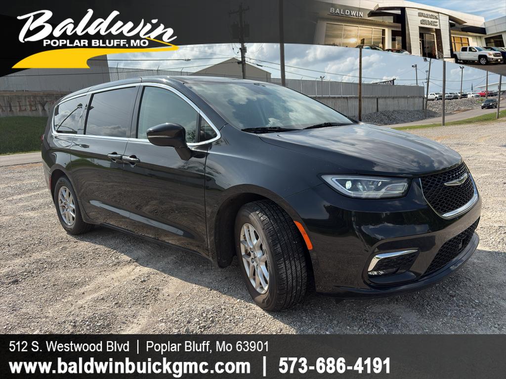 2023 Chrysler Pacifica Touring L's photo