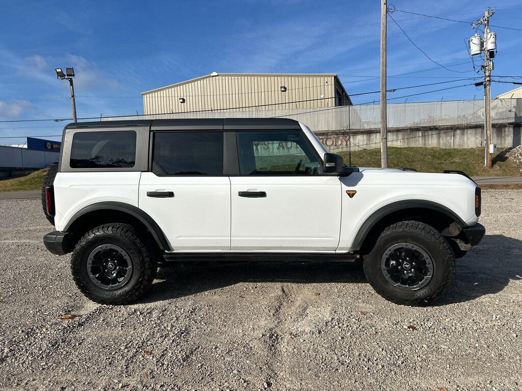 2022 Ford Bronco Base photo 2