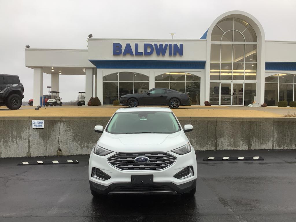 2022 Ford Edge SEL photo 2