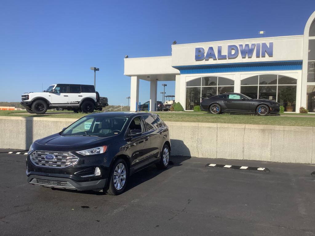 2022 Ford Edge Titanium photo 2