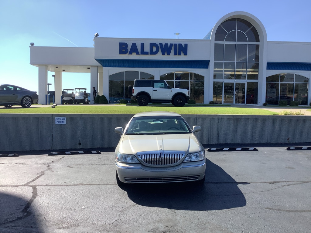 Used 2009 Lincoln Town Car Signature Limited with VIN 2LNHM82V49X605986 for sale in Poplar Bluff, MO