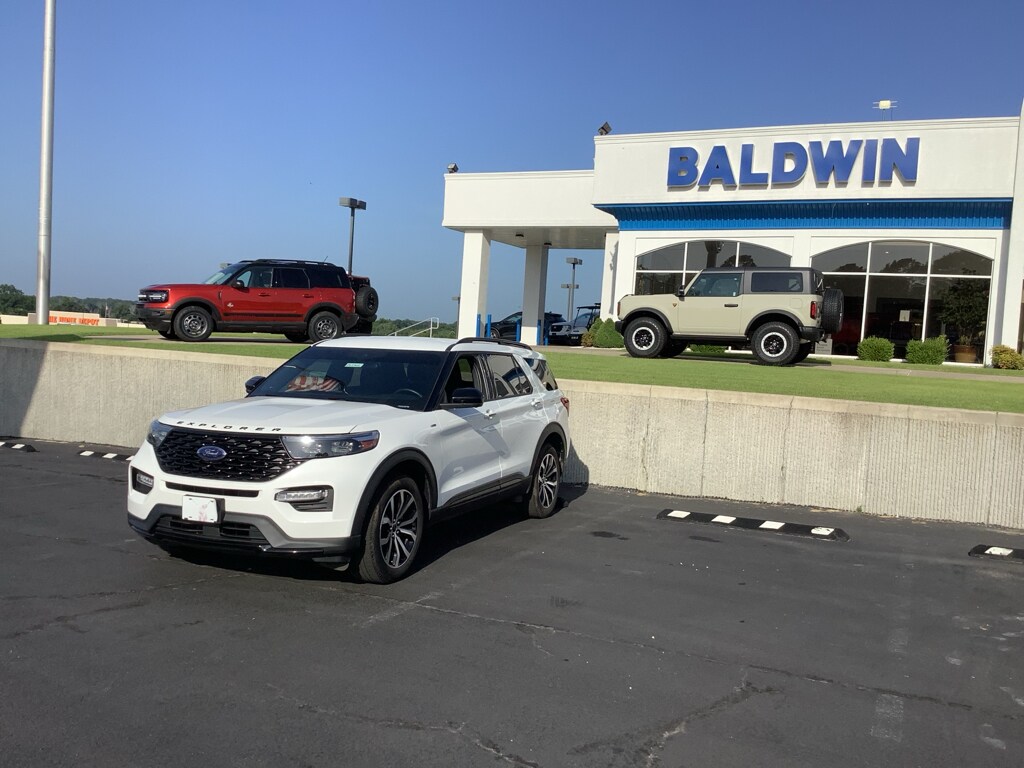 2023 Ford Explorer ST-Line photo 2