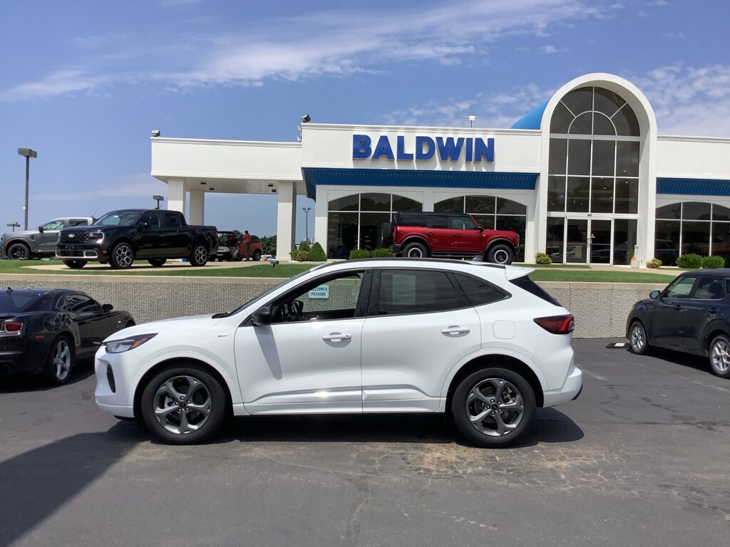 2023 Ford Escape Hybrid ST-Line photo 2