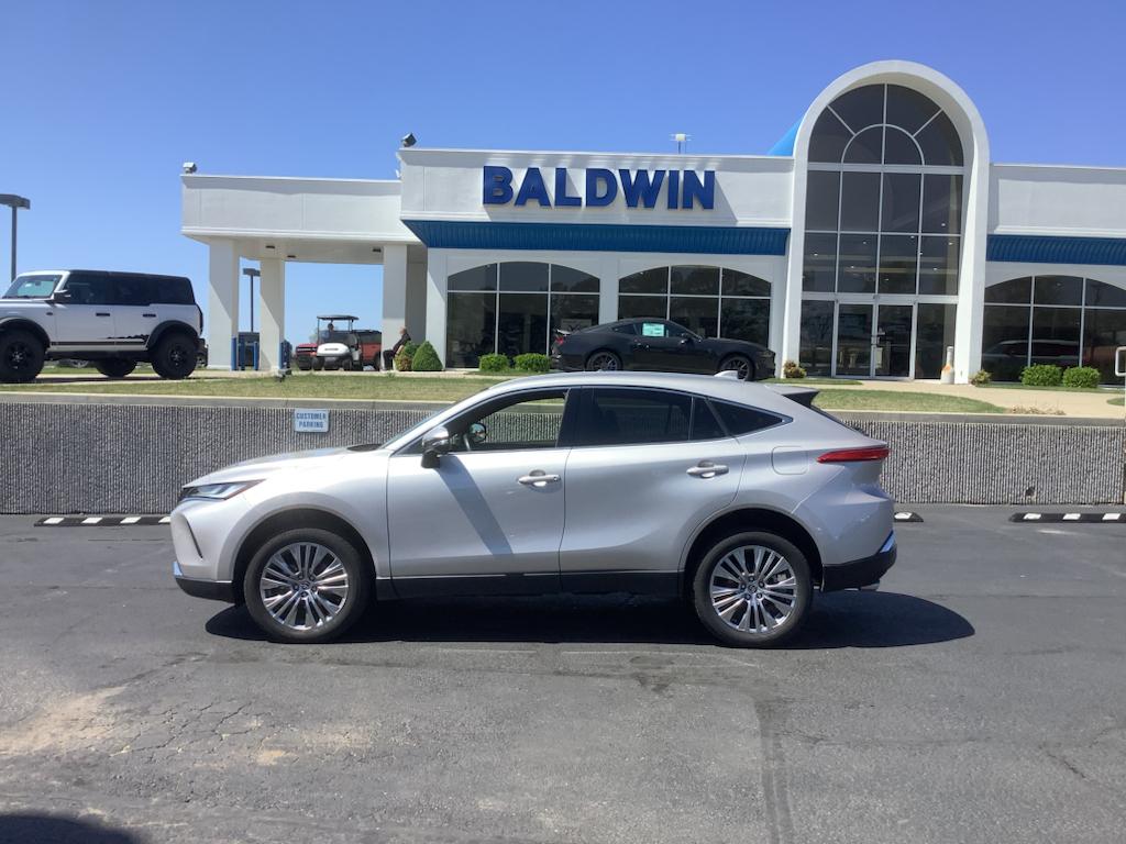 2022 Toyota Venza XLE photo 2