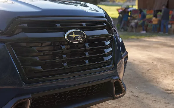 Close-up of the Subaru Ascent gloss black grille and Subaru badge