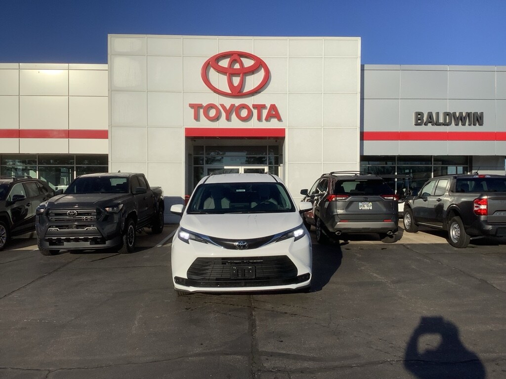 New 2026 Toyota Sienna LE Van Passenger Van