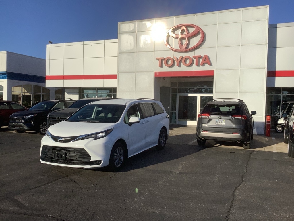 New 2026 Toyota Sienna LE Van Passenger Van