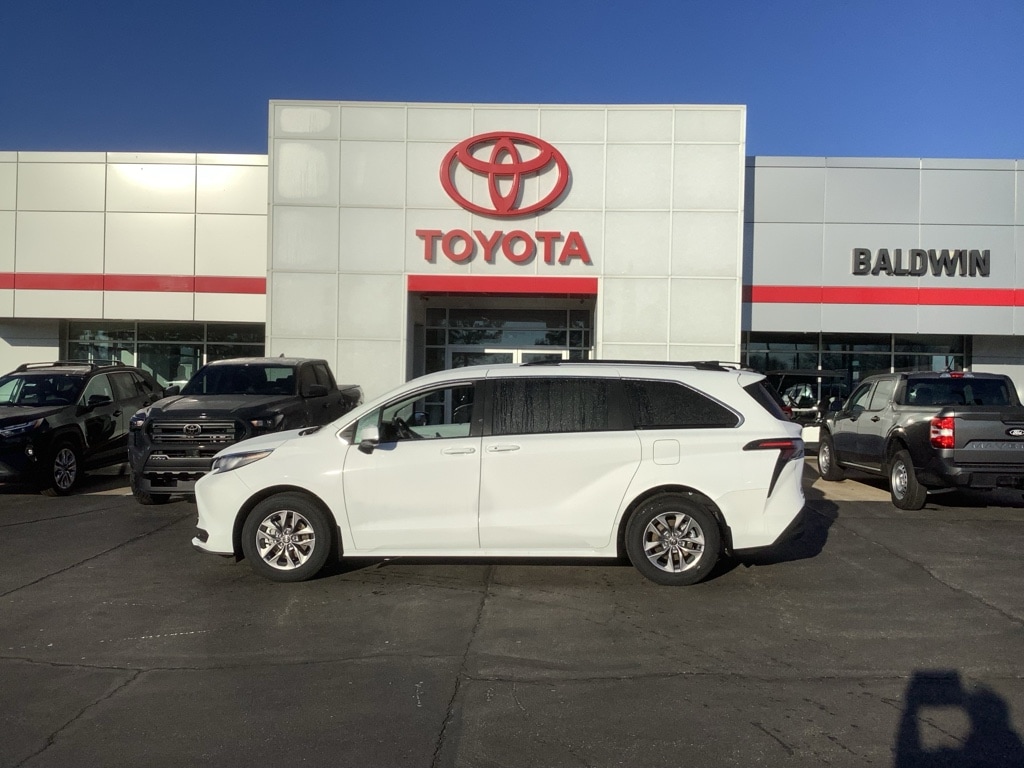 New 2026 Toyota Sienna LE Van Passenger Van