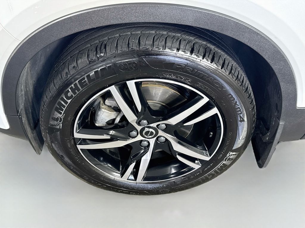 Used 2023 Volvo XC40 B5 Core SUV