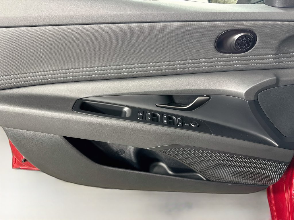 2025 Hyundai Elantra SEL - Photo 12