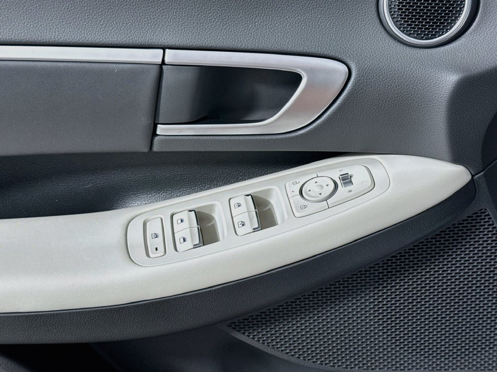 2025 Hyundai Sonata Hybrid SEL - Photo 13