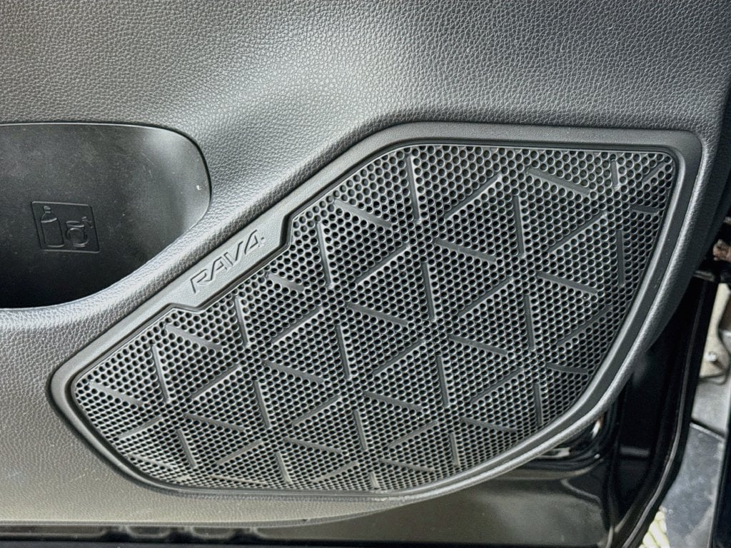 2024 Toyota RAV4 SE - Photo 15