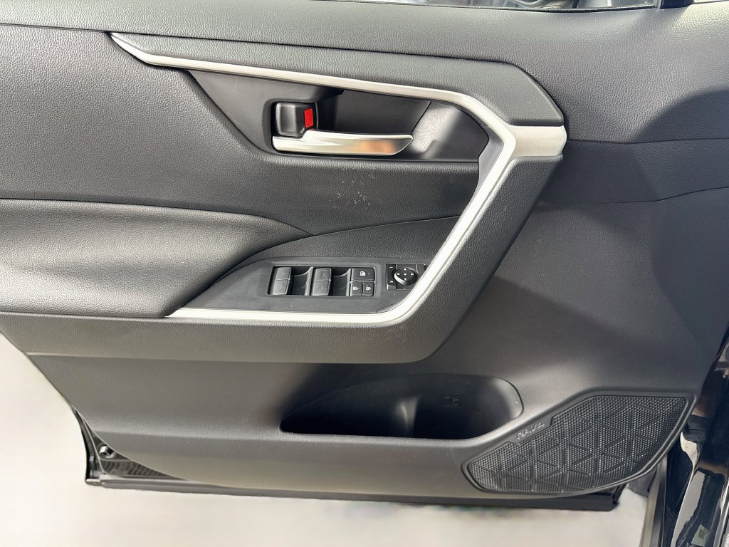 2024 Toyota RAV4 SE - Photo 13