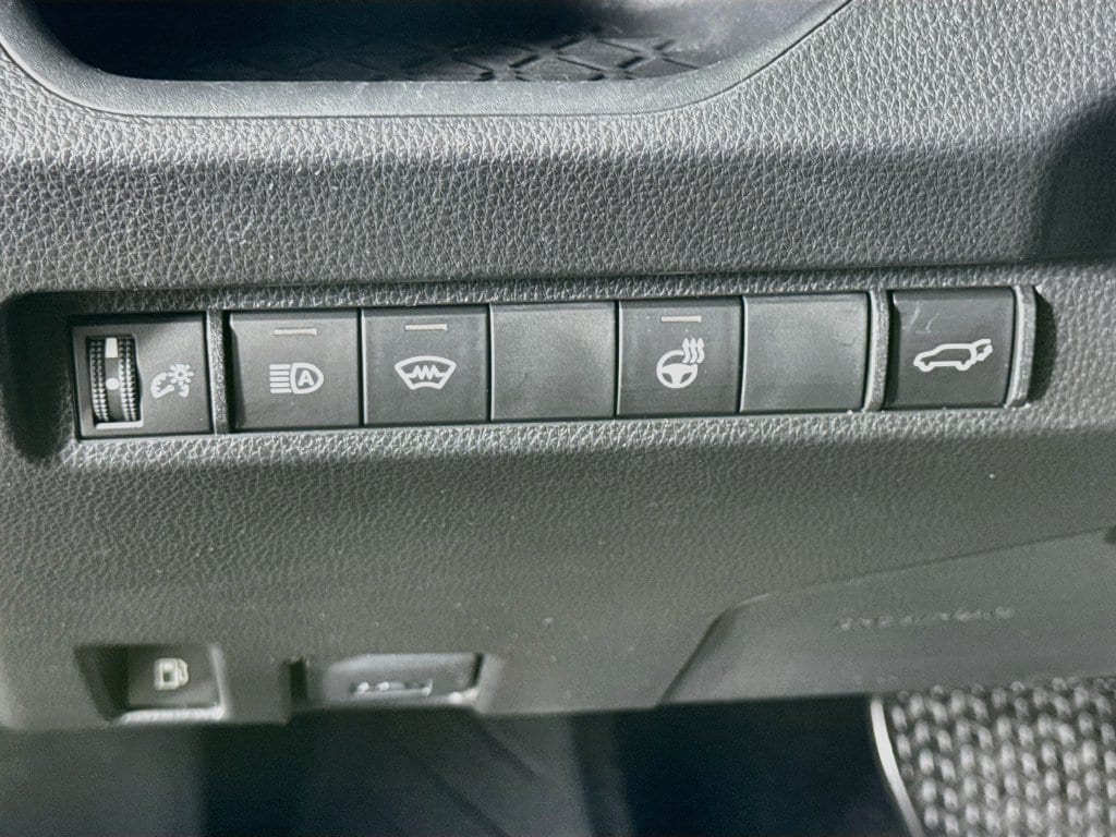 2024 Toyota RAV4 SE - Photo 20