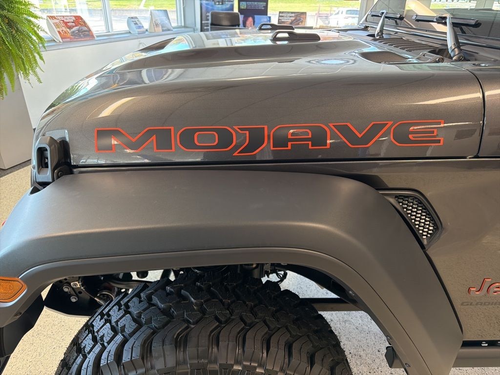 New 2025 Jeep Gladiator MOJAVE 4X4 Pickup