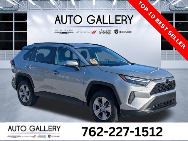 2024 Toyota RAV4 XLE's photo