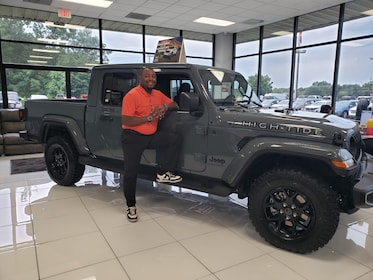 Staff member Darius H from ID_64243ccfd1e3